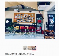 47岁梅婷私下素颜露营，跷二郎腿玩手机，皮肤白嫩黑眼圈十分抢眼