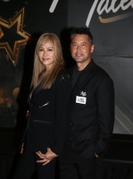 筹备两年与同性女友正式完婚，王曼喜将定居美国，王敏德开心送祝福