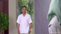 傻小子背着媳妇去吃饭，不料进来一个不速之客