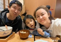 鄢颇罕晒全家福，妻子李呈媛患病7年，鄢颇化身好男人亲自照顾无怨言