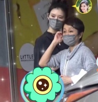 奚梦瑶和赌王四太一起逛商场，儿媳高一头却显乖巧，豪门婆婆甜笑