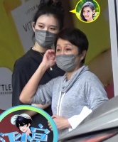豪门媳妇奚梦瑶和婆婆逛街！路边热聊照顾周到，脖子前倾双腿纤细
