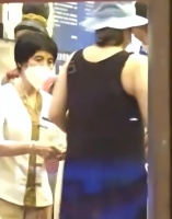 郝蕾深夜与男友现身酒店汗蒸！穿背心身材丰腴，打扮低调似路人