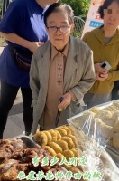 87岁谷建芬街头买酱牛肉！拄拐杖走路家人陪伴，头发乌黑神采奕奕