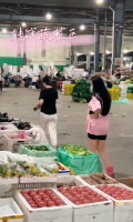“阔太”冉莹颖买菜太土豪！水果装满一整车，手里袋子多到拿不下