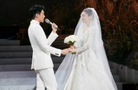 欠了21年的婚礼，张智霖告白袁咏仪，二人当众深情拥抱接吻