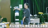 谢娜彩排跳舞太卖力！动作太大露半截打底裤，一旁文章笑到脸通红
