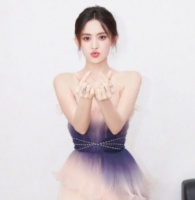 古力娜扎近况曝光，晒美照大秀完美直角肩