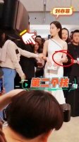 两个工作人员同时扶刘亦菲，原因让人感动