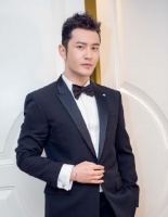 黄晓明国庆参加表弟婚礼，婚庆公司主持人的问题，让他尴尬癌犯了