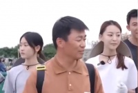 曾遭妻子背叛，被卷走上亿家产的王宝强，如今与新女友晒农田干活