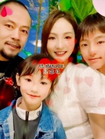 晋松太有福气了，长相五大三粗却娶美艳小娇妻，两个儿女颜值超高