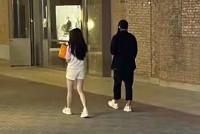 陈思诚与女友外出被偶遇，女方穿短裤露大腿，两人感情稳定
