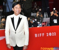 梁朝伟走红毯引爆全场尖叫！领奖时当众提裤子，表情紧张显拘谨