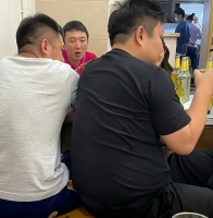王思聪带8个美女吃烧烤！大厅里拼桌保安站门口，结账时出手阔绰