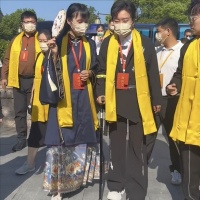 44岁李玉刚拄拐杖参加祭典，艰难爬台阶需人搀扶，表情痛苦身体差
