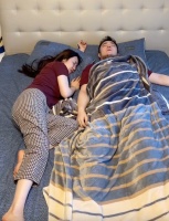 宋丹丹儿子躺床上亲吻老婆！穿情侣睡衣好恩爱，贴心帮忙盖被子
