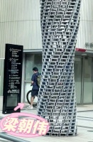 60岁梁朝伟街头骑车被偶遇，背双肩包打扮似路人，穿短裤双腿超细