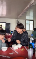 60岁曹荣现身农村酒席，穿皮夹克打扮朴素，大口吃菜太接地气