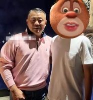 周立波近照曝光现身美国，身形宽厚长胖不少，搂着粉丝合影