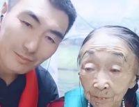 85岁马玉琴公园跳舞，打扮妖艳引众人围观，引起网友热议