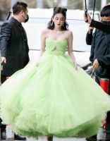 古力娜扎近况曝光，穿绿色蓬蓬裙宛如公主，身材完美气质出众