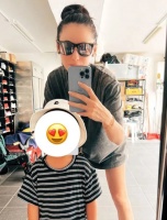 42岁张柏芝近况曝光，与小儿子罕见同框，母子俩时尚前卫