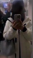 43岁陈乔恩近照曝光，现身北京坐地铁，打扮低调频繁自拍