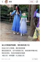 54岁伊能静携女儿游迪士尼，与小米粒同穿公主裙扮“艾莎公主”