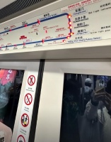 43岁陈乔恩在北京独自坐地铁，打扮普通似路人，肚子隆起孕态明显