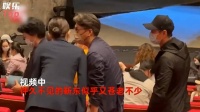 45岁靳东近况曝光!满头白发身形佝偻，坚持打网球胸肌明显精神好