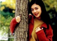 52岁前央视女主持人近照曝光，事业巅峰辞职出国，如今独自养儿女