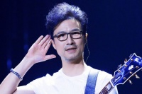 有种“整容”叫卸妆后的汪峰，他摘掉眼镜后的样子，简直判若两人