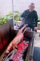 潘长江院子里霸气烤全羊！脚踩拖鞋打扮简朴，引起网友热议