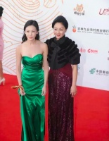 王姬带女儿走红毯，颜值一般气质却很出众，少女如此老成不多见！