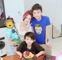 张柏芝罕晒三个儿子近照，4岁小儿子暴风成长，三娃都是高个子男孩