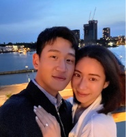 周兴哲向大6岁女友求婚成功 晒出戴钻戒甜蜜合影
