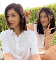 贾静雯17岁大女儿发性感自拍，继父评论让人爆笑，佩服妈妈的本事