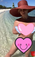 40岁布兰妮太大胆！不穿泳衣海边游泳秀美照，网友：还是保守了