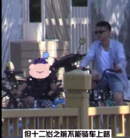 王雷携5岁幼子骑行无人识，危险行为惹争议，儿子虎头虎头像妈