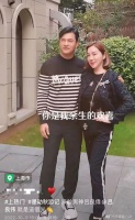 吕良伟上海为富婆庆生，紧搂女方亲密合影，66岁身材健硕头发乌黑