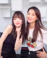 张庭太尴尬了，与李小璐同框被衬成黄脸婆，护肤品老板娘也不行啊！