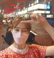 43岁胡静近照曝光，一脸素颜吃路边摊，与老公结婚多年仍幸福