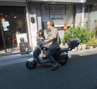 52岁窦唯生活显落魄，穿50元上衣模样简朴，骑小电驴逛街太接地气