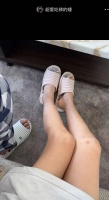 王思聪女友晒情侣拖鞋！穿短裙光着一双大长腿，膝盖上淤青太抢镜
