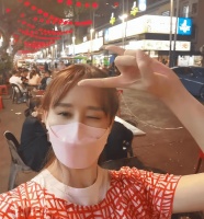 43岁胡静近况曝光！现路边大排档无人识，穿6000元长裙不嫌环境脏