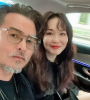 新加坡女神潘玲玲参加宴会！打扮精致似贵妇，曾患癌症头发掉光