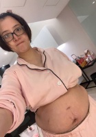 台湾女星掀起上衣晒孕肚！妊娠纹布满大肚皮，身形臃肿一脸疲惫