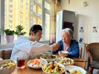 45岁黄晓明近照曝光，陪姥姥吃饭画面幸福温馨