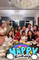 何超琼干女儿为孩子庆生，父亲带小26岁嫩妻出席，四代同堂好融洽